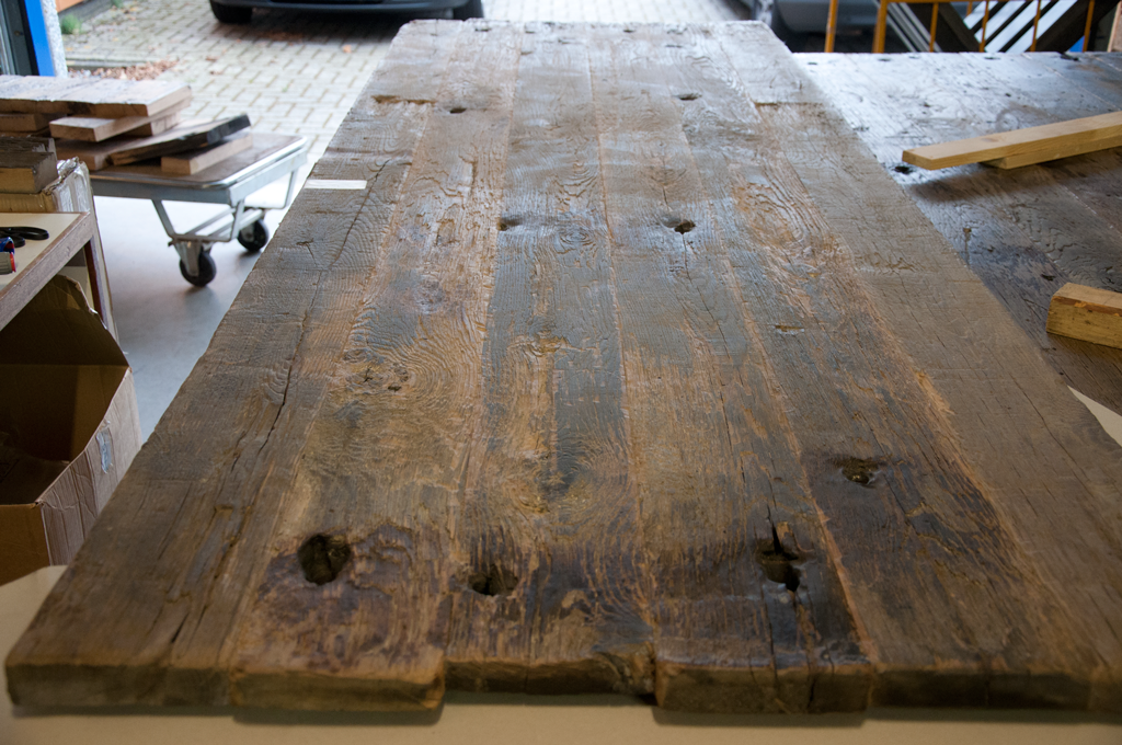 Graf Resistent brandwonden Tafelblad van geborstelde oude eiken wagonplanken 253x89x4cm - De Oude Tafel